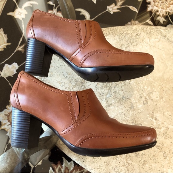 Clarks Bendables, Women’s 9.5, Leather Bootie Shoes, 2.75” Heel, GUC - Picture 2 of 11